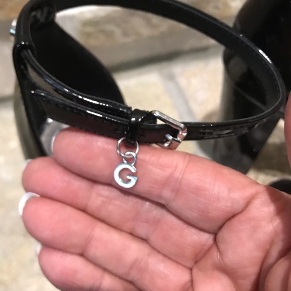 New w/o box Guess black patent faux leather heels - Picture 3 of 6